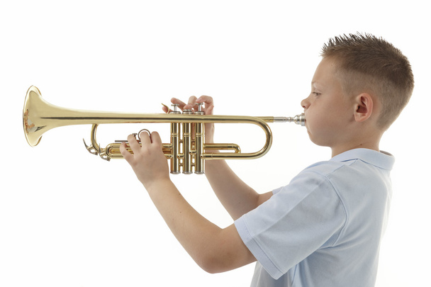 Niño tocando la trompeta
 - Foto, imagen