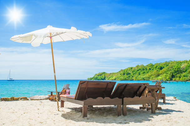 Été, Voyage, Vacances et vacances concept - Chaise de plage sur le th
 - Photo, image