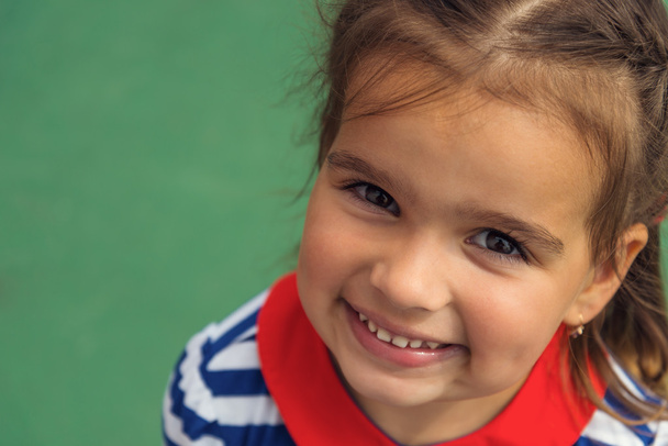 Close up of a smiling little girl - Фото, зображення