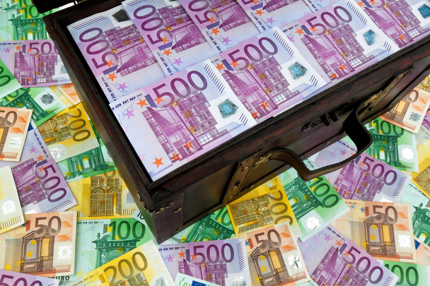 Chest with euro banknotes. financial crisis, crisis, schools - Zdjęcie, obraz