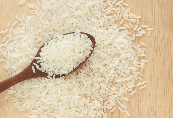 Rizs, fehér rizs fakanállal - Fotó, kép
