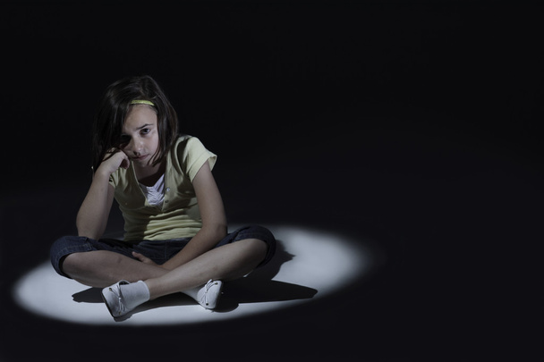 νεαρό κορίτσι ψάχνει λυπημένος - Φωτογραφία, εικόνα