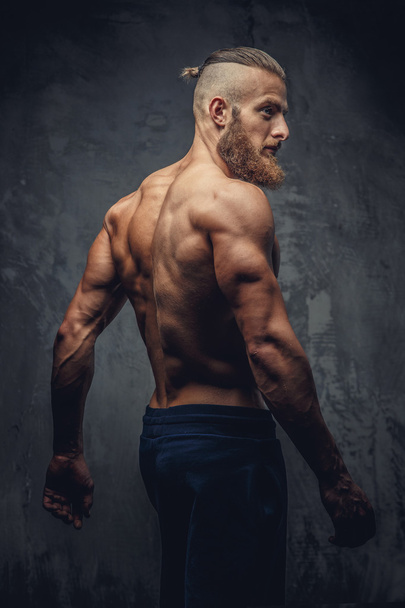 Hemdloser muskulöser Mann - Foto, Bild