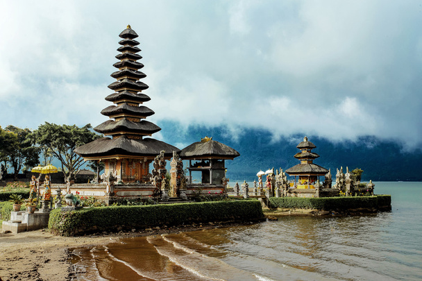 Pura Ulun Danu su Tapınağı bir göl Beratan. Bali - Fotoğraf, Görsel