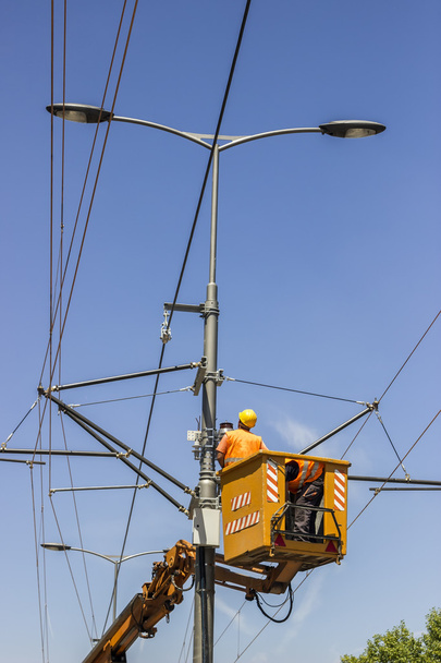 Линейные рабочие работают на воздушной линии электропередач
 - Фото, изображение
