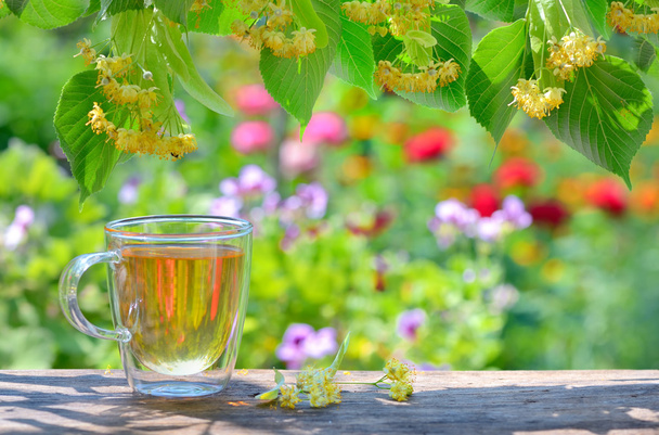 bardak ıhlamur çayı ve çiçek - Fotoğraf, Görsel