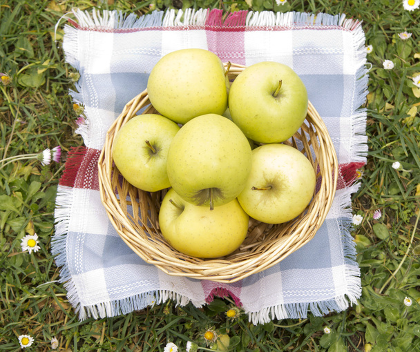 Wicker basket with green apples - Fotoğraf, Görsel