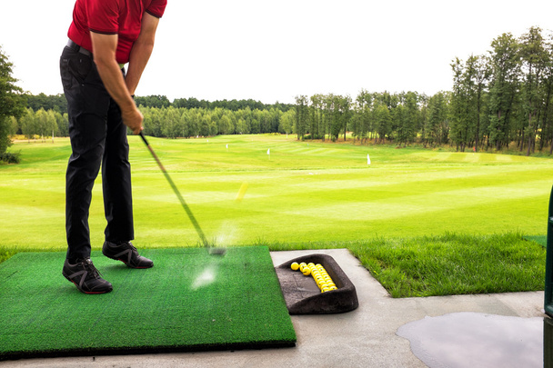 грати в гольф на полі для гольфу в похмуру погоду
 - Фото, зображення