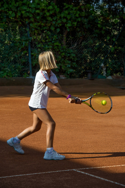 Girl with racket on tennis court - Valokuva, kuva