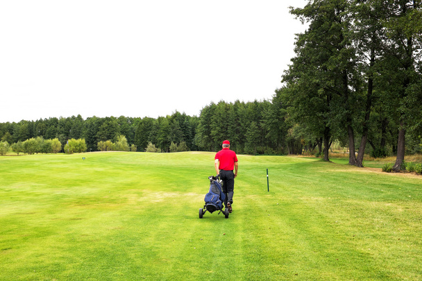 jouer au golf sur un terrain de golf par temps nuageux
 - Photo, image