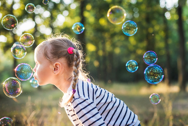 menina jogar com bolha ventilador no parque
 - Foto, Imagem