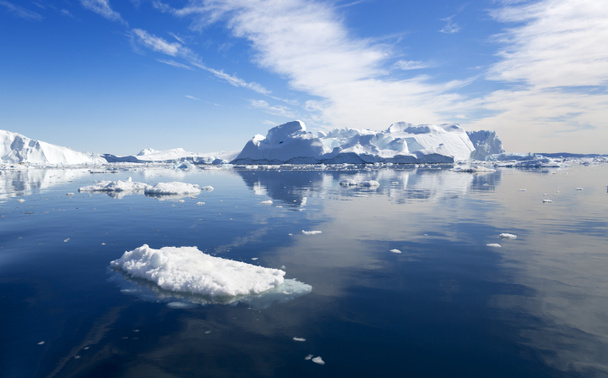 Grönlannin luonto ja maisemat. Matkustaa tieteellisellä aluksella jäällä. Tutkin ilmaston lämpenemisen ilmiötä. Jäät ja jäävuoret epätavallisia muotoja ja värejä
. - Valokuva, kuva