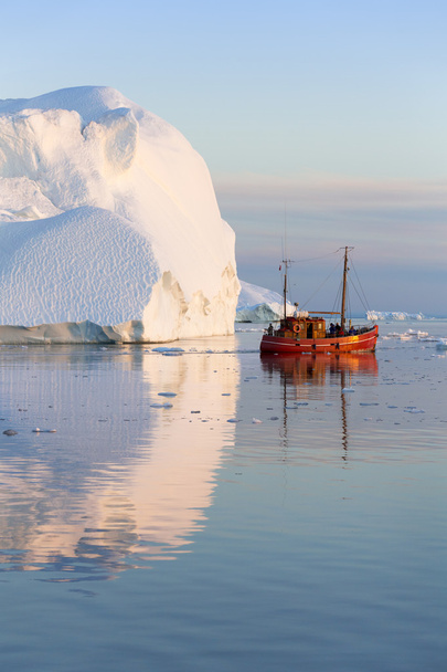 自然とグリーンランドの風景。氷の間で科学的な船を旅します。地球温暖化の現象を勉強します。氷と氷山の珍しい形態および色. - 写真・画像