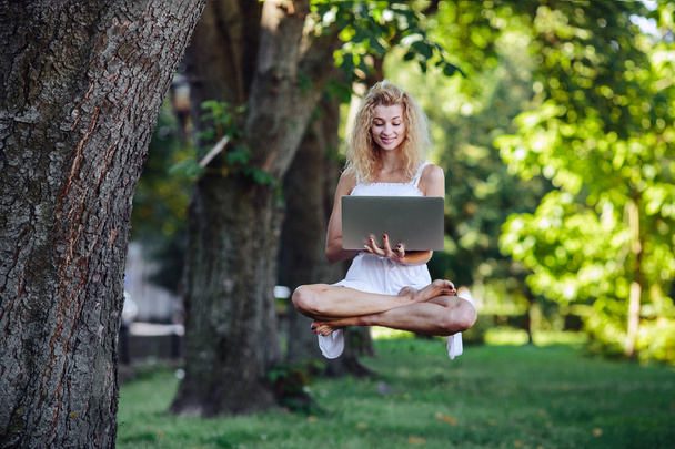 girl levitates with laptop - Fotó, kép