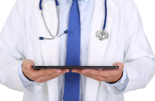 Mannelijke geneeskunde arts houden zwarte digitale tablet-pc - Foto, afbeelding