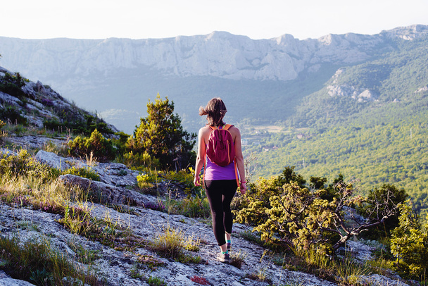 Szczęśliwa młoda kobieta piesze wycieczki w góry. zdrowy i aktywny styl życia. piękna dziewczyna na tle przyrody - Zdjęcie, obraz