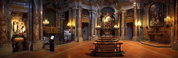 vista panorámica interior de la iglesia católica. - Foto, afbeelding