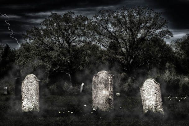 Antiguo cementerio espeluznante
 - Foto, imagen