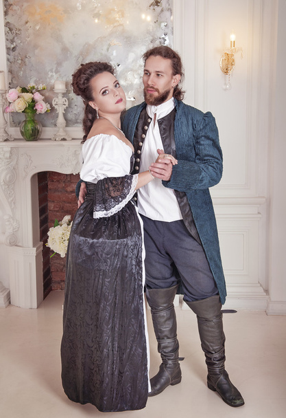 Güzel çift kadın ve adam ortaçağ giysileri - Fotoğraf, Görsel