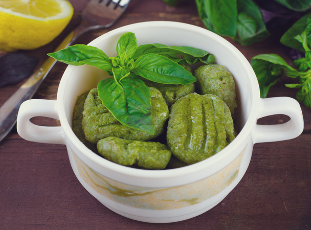 Gnocchi with spinach, basil and lemon - Φωτογραφία, εικόνα