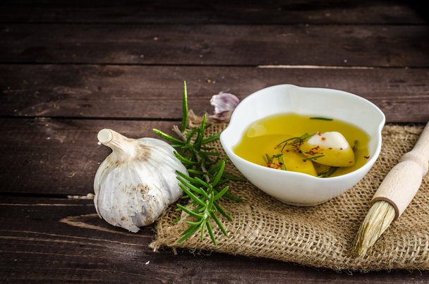 Seasoned olive oil, garlic and rosemary - Foto, imagen