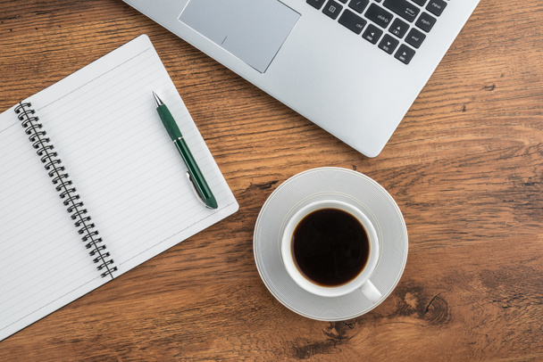 Laptop, notatnik i kawy kubek na biurko - Zdjęcie, obraz