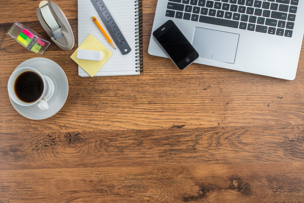 Laptop, Handy und Kaffeetasse am Schreibtisch, Kreativität - Foto, Bild