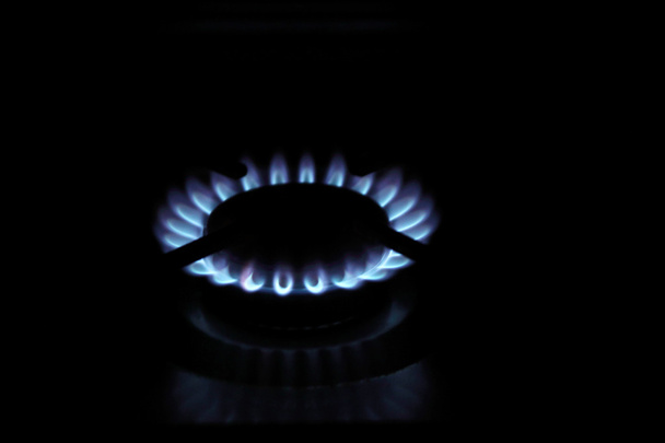 een vlam een gas stovel b - Foto, afbeelding