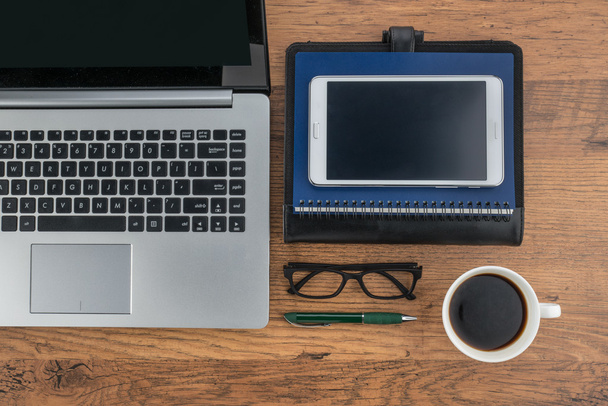 Laptop y Tablet con portátil y bolígrafo en el escritorio
  - Foto, Imagen