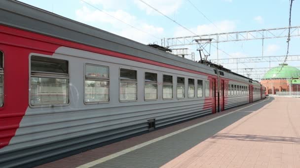 Train on Leningradsky railway station and passengers-- is one of the nine main railway stations of Moscow, Russia - Felvétel, videó