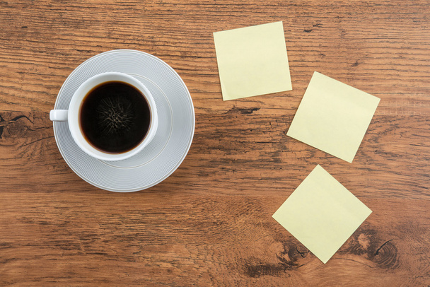 Adhesive Note and coffee on the desk - 写真・画像