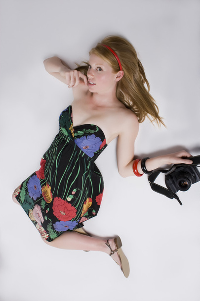 Vrouw in strapless jurk met een camera - Foto, afbeelding