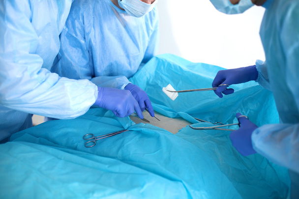Een team van chirurgen op het werk in de operatiekamer - Foto, afbeelding