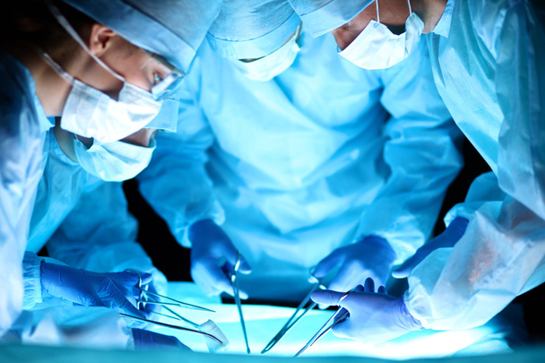 Zespół chirurgów w pracy w sali operacyjnej - Zdjęcie, obraz