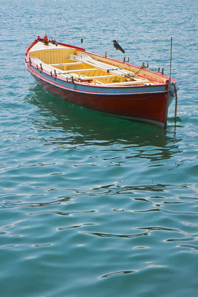 穏やかな湖の木製の赤いボート - 写真・画像
