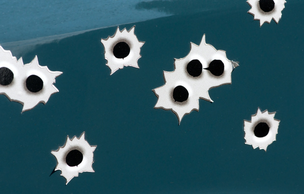 Agujeros de bala perforados a través de metal
 - Foto, imagen