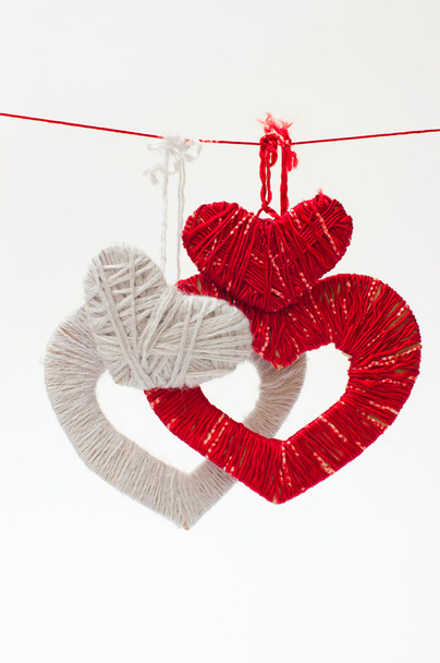 καρδιές maden κόκκινο και γκρι νημάτων είναι ταπήτων στους ένα σχοινί - Φωτογραφία, εικόνα