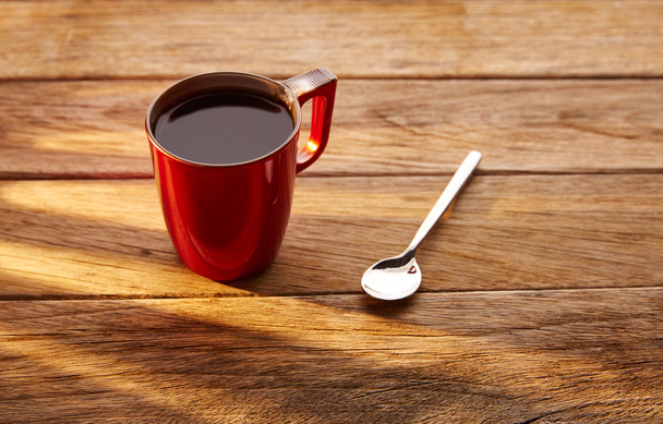 Šálek kávy červené a lžíce na vinobraní dřevo - Fotografie, Obrázek