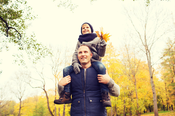 famille heureuse s'amuser dans le parc d'automne - Photo, image