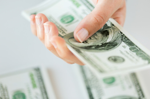 κοντινό πλάνο Γυναίκα χέρι μας μετράει χρήματα Δολάριο - Φωτογραφία, εικόνα