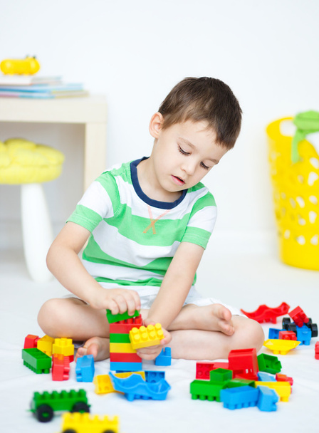 αγόρι παίζει με δομικά στοιχεία - Φωτογραφία, εικόνα