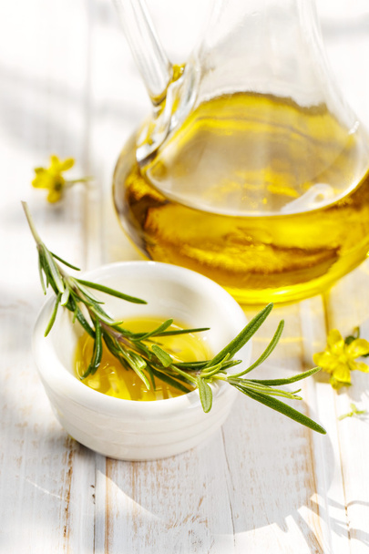 frischer Rosmarin mit Olivenöl - Foto, Bild