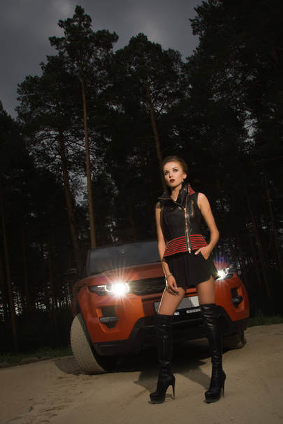 fröhliche Modefrau steht neben Fahrzeug - Foto, Bild