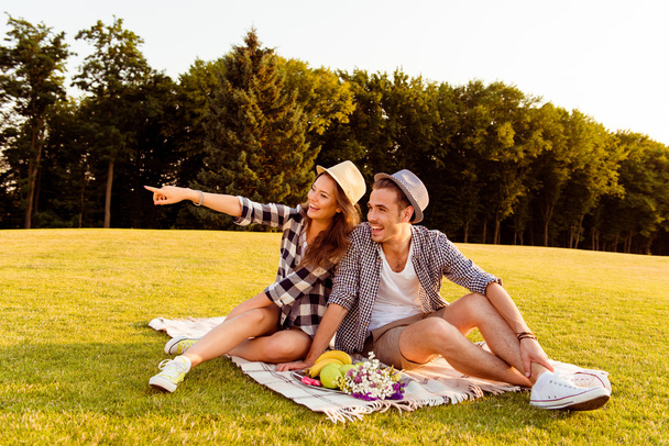 happy couple in love at a picnic - Foto, afbeelding