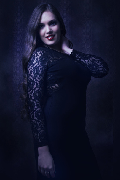 Mulher bonita em um vestido preto no quarto escuro
 - Foto, Imagem