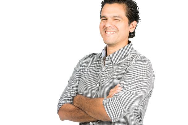Śmiejąc się Latino przystojny mężczyzna broni składany na białym tle - Zdjęcie, obraz