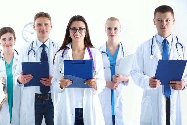 Портрет группы улыбающихся коллег из больницы, стоящих вместе - Фото, изображение