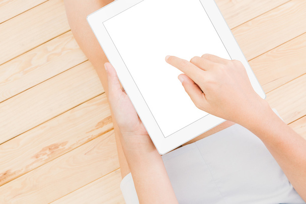 γυναίκες που χρησιμοποιούν tablet λευκή οθόνη - Φωτογραφία, εικόνα