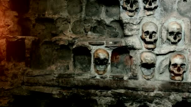 Fal-az emberi koponyák - Felvétel, videó