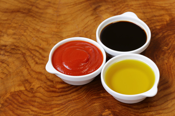 традиционные итальянские соусы - бальзамический уксус, томатный соус и оливковое масло
 - Фото, изображение